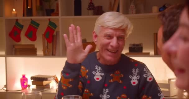 Abuelo alta cinco hijo Navidad cena familia comodidad nietas niñas — Vídeo de stock