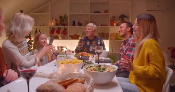 Stor familj sång jul middag kväll morföräldrar barn vin återförening dans glad skratta — Stockvideo