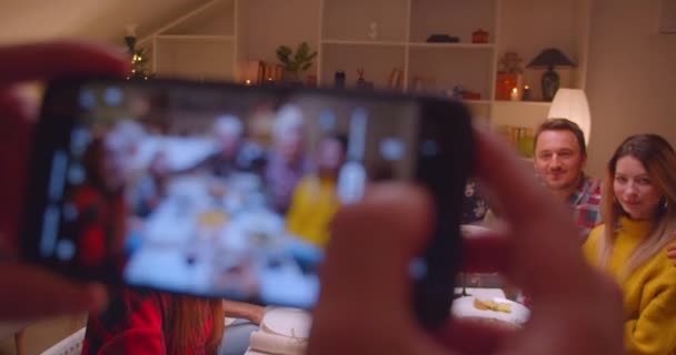 Boże Narodzenie obiad rodzina biorąc zdjęcia smartfon zabawa różne pokolenia zjazd babcia dziadek wnuczka rodzice — Wideo stockowe
