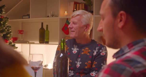 Idosos avós na mesa família Natal comida jantar reencontro conforto — Vídeo de Stock
