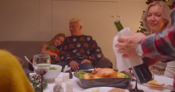 Lilla kaukasiska flicka barnbarn sover soffa farfar jul familjemat — Stockvideo