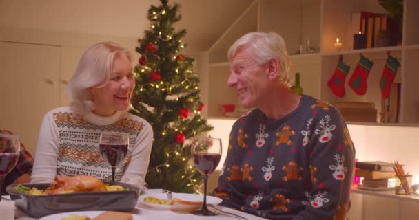 Abuelos cena navidad familia niños vino alegría celebrar amor pareja ancianos — Vídeos de Stock