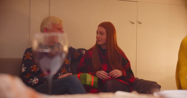 Großvater Enkelin Ingwermädchen Tochter sitzt auf Sofa Weihnachtsgeschenk geben Trost Familie Abendessen Abend Kaukasier Wiedersehen — Stockvideo