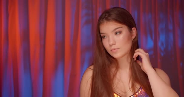 Gyönyörű fiatal kaukázusi lány csillogó paletta lány neon fény háttér portré érzékien tánc lassú — Stock videók
