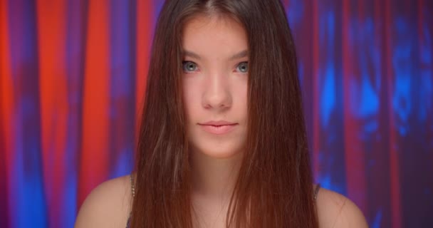 Schöne junge kaukasische lächelnd positives Porträt. Haare. Mädchen Neon Licht Hintergrund Frisur — Stockvideo