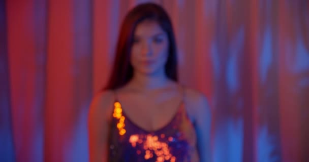 Aus dem Fokus kaukasische Mädchen junge Neon-Porträt geht Palette Licht Glitzerhintergrund — Stockvideo
