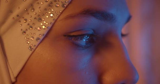 Close-up of beautiful female eyes hijab light night sparkles — 비디오