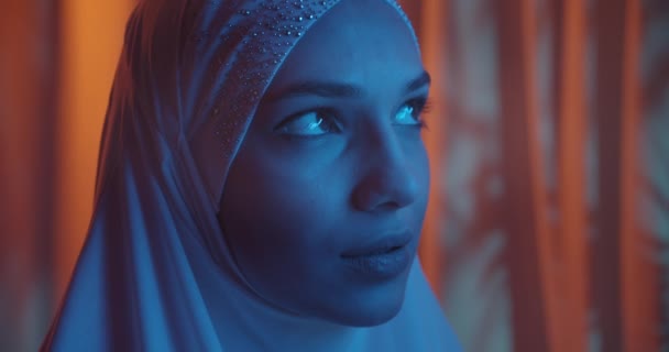 Luce blu ritratto hijab primo piano caucasico ragazza hijab bianco brilla — Video Stock