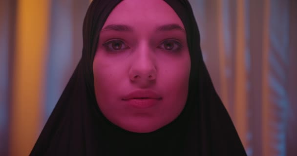 Violet lumière portrait noir hijab gros plan caucasien fille scintille nuit — Video