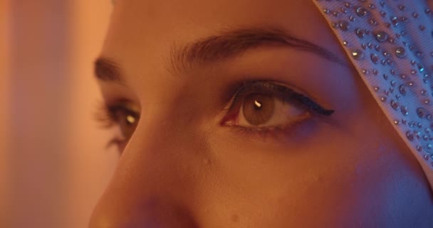 Крупный план красивый взгляд женские глаза белый хиджаб светлый ночной блеск портрет — стоковое видео