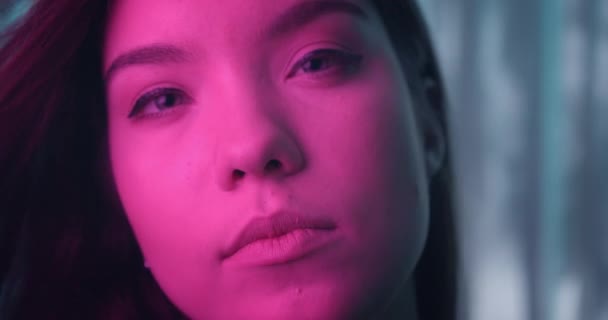 Close-up olhos branco menina retrato jovem luz neon roxo vento fundo — Vídeo de Stock