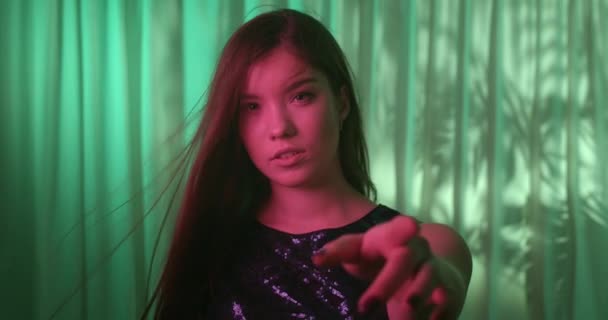 Augen kaukasischen Mädchen Porträt junge Farbe Neon Zeigefinger lila Wind grünen Hintergrund — Stockvideo