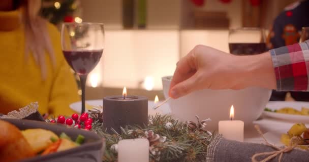 Padre enciende una vela vela mesa de Navidad cena familiar acogedor comida fiesta reunión — Vídeos de Stock