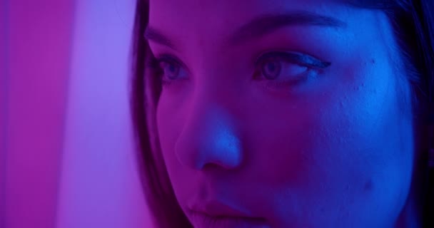 Biały piękne dziewczyna patrząc w w aparat neon światło pokusa zmysłowy noc — Wideo stockowe