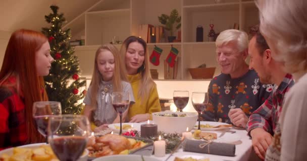 Familia grande hablando de la cena Navidad diferentes generaciones abuela nieta abuelo padres jengibre hermana — Vídeo de stock