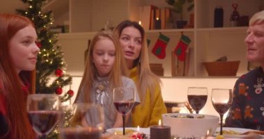 Büyük aile yemeği, anne Noel 'i dikkatle dinler. Farklı nesiller, büyükanne ve büyükbaba torunları bir araya gelir.