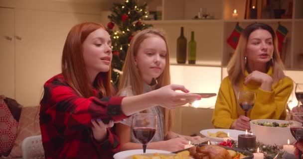 Grand dîner de famille jeune fille rousse photographies nourriture blogueur internet noël — Video