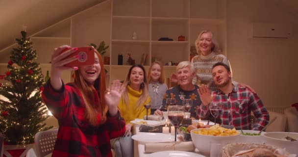 Jovem de cabelos vermelhos caucasiano menina faz selfie família natal diferentes gerações reunião — Vídeo de Stock