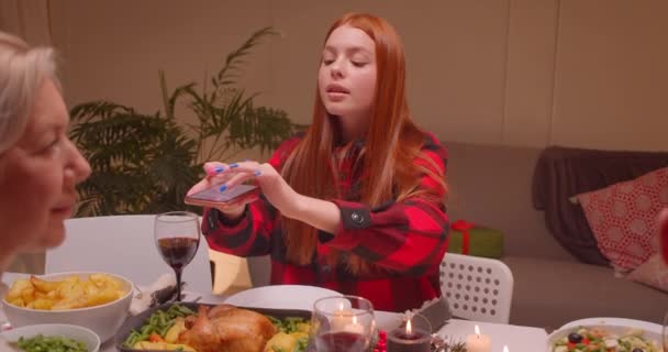 Jeune fille caucasienne aux cheveux roux fait un repas photo dîner blogueur internet adolescent — Video