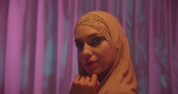 Chica joven caucásica en hijab neón naranja color rosa fondo retrato maquillaje — Vídeos de Stock