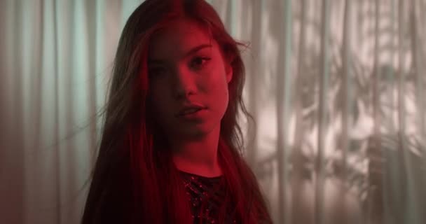 Nahaufnahme Mädchen Porträt Orange Licht Neon Mode Freude Wind im Gesicht — Stockvideo