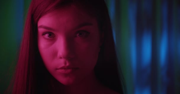 Nahaufnahme Mädchen Porträt rosa Licht Neon Mode Freude anzeigen Profil Flirt Vertrauen blau Hintergrund bescheidene Dunkelheit — Stockvideo