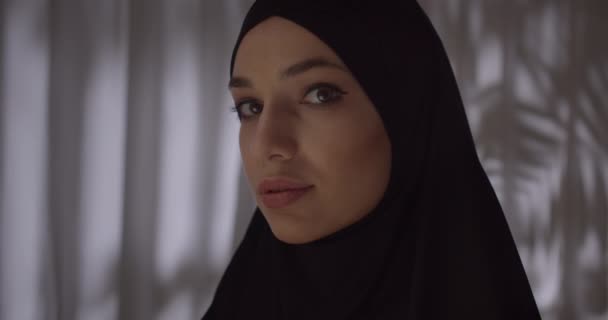 Красивая уверенная девушка в черном хиджабе неоновая ночь серый фон тень изображения макияж — стоковое видео