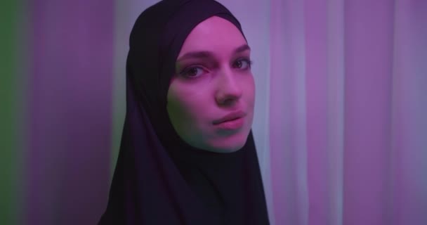 Bella ragazza sicura di sé in hijab nero neon notte verde tropicale sfondo ombra immagine make-up viola tenerezza colore — Video Stock