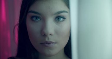 Kafkasyalı bir kızın yakın plan portresi neon ışıklı perde modeli duyarlılığı