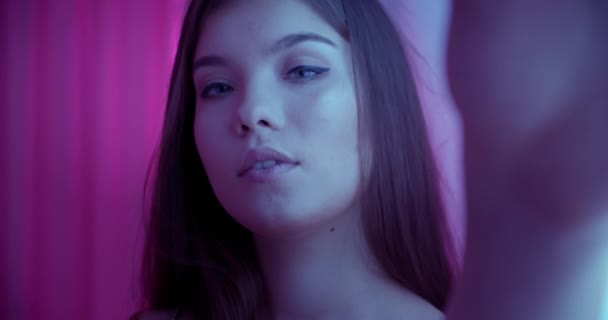 Primer plano retrato de una chica caucásica neón luz cortina moda modelo ternura tentación — Vídeo de stock