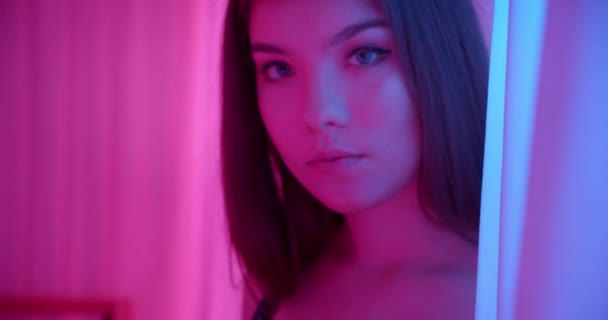 Крупним планом портрет кавказької дівчини неонова легка завіса модель моди ніжності спокуси флірту фіолетовий — стокове відео