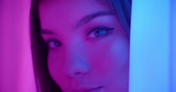 Nahaufnahme Porträt eines kaukasischen Mädchens Neon-Lichtvorhang Mode Modell Zärtlichkeit Versuchung Flirt lila Lächeln — Stockvideo