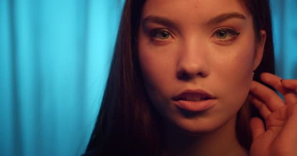 Verführerisch Porträt Mädchen kaukasischen blauen Hintergrund Lächeln Versuchung Flirt Look smilimg — Stockvideo