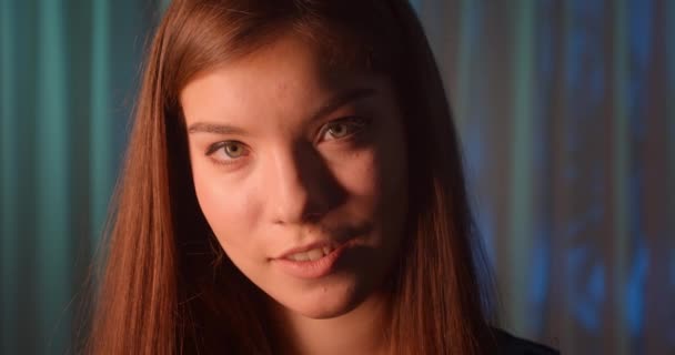 Close-up kaukaski młody dziewczyna portret wygląd flirt model moda zmysłowość tło — Wideo stockowe