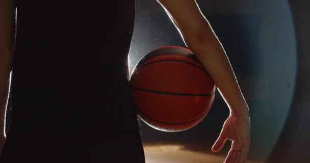 Close-up koszykówka piłka gracz ciemność cień sylwetka siłownia — Wideo stockowe