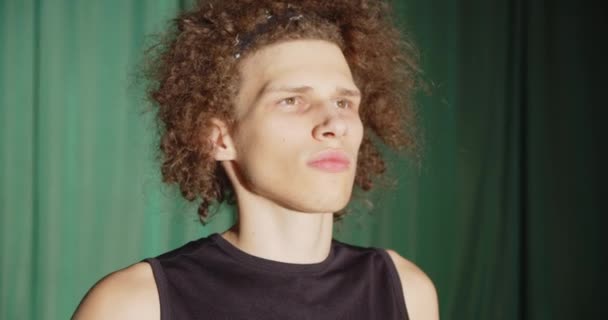 Close-up jogador de basquete curly retrato se preparando sombra séria luz brilhante escuridão confiança olhando para a frente — Vídeo de Stock