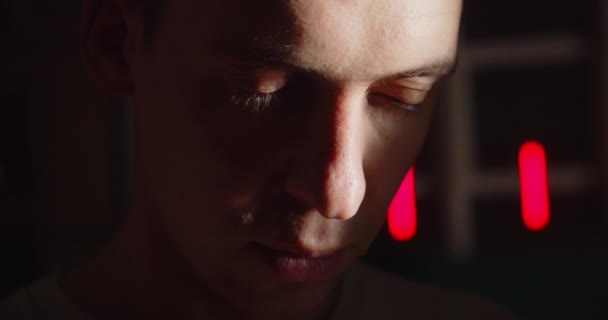 Close-up Joven jugador de baloncesto caucásico preparándose para el piso de salida La preparación es nerviosa. La confianza juega con la pelota. Ojos cerrados — Vídeo de stock