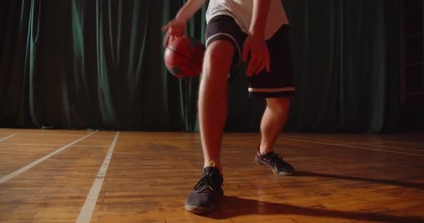 若いですポートレートcaucasianバスケットボール選手ドリブルトレーニングバスケット上の背景に自信を持って暖かいアップ準備 — ストック動画