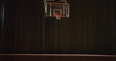 Genç beyaz kıvırcık basketbol oyuncusu basket oynuyor basket gecesine bir top atıyor.