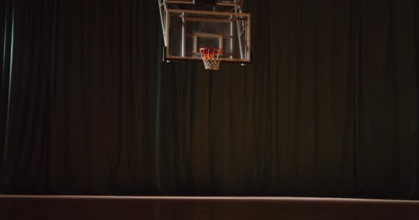Mladý kavkazský kudrnatý basketbalista hraje hodí míč do koše noční trénink miss — Stock video