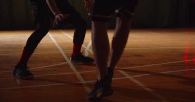 İki genç basketbolcu basketbol oynuyor amatörler salon spor parkesi sürüyorlar.