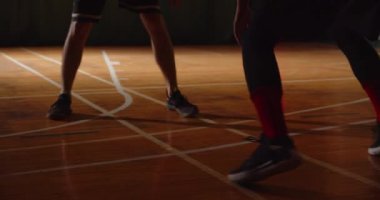 İki genç basketbolcu basketbol oynuyor amatörler salon spor parketi, dayanıklılık akıyor.