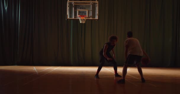 Dos jóvenes jugadores de baloncesto juegan basket ball competencia oposición defensa ataque — Vídeo de stock