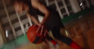 Yakın çekimde basketbol maçı. İki adam güreş tutuşu. Akşam antrenmanı.