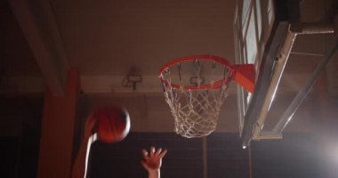Yakın plan Basketbol Topu Slam Smaç Kafkasyalı Oyuncu Hafif Ray Atlama
