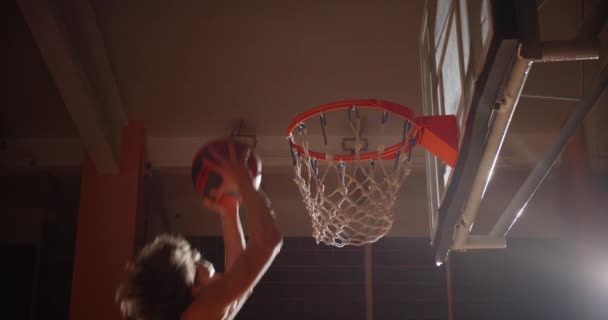 Primer plano canasta baloncesto bola Slam Dunk rizado caucásico jugador saltar rayo de luz — Vídeo de stock