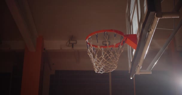 Close-up basquete bola raio de luz salão de esportes — Vídeo de Stock