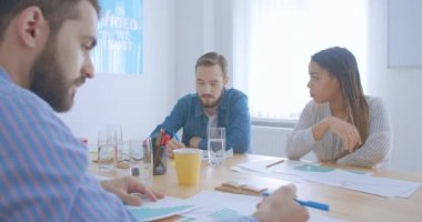 Yakın plan Meslektaşlar İş Görüşmeleri Görüşme Planı Ofis Işık Grafikleri Tartışma Masası Farklı