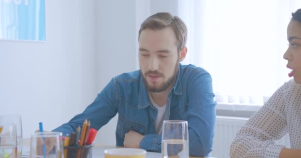 Junger Mann mit Bart im Büro verhandelt Erfolgsgeschäft — Stockvideo