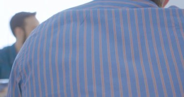 Rastalı iş arkadaşı Afrikalı kız ofiste konuşuyor genç çokbilmişler gülümsüyor